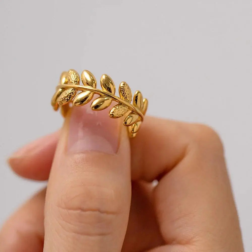 Anillo de Hojas de Oro