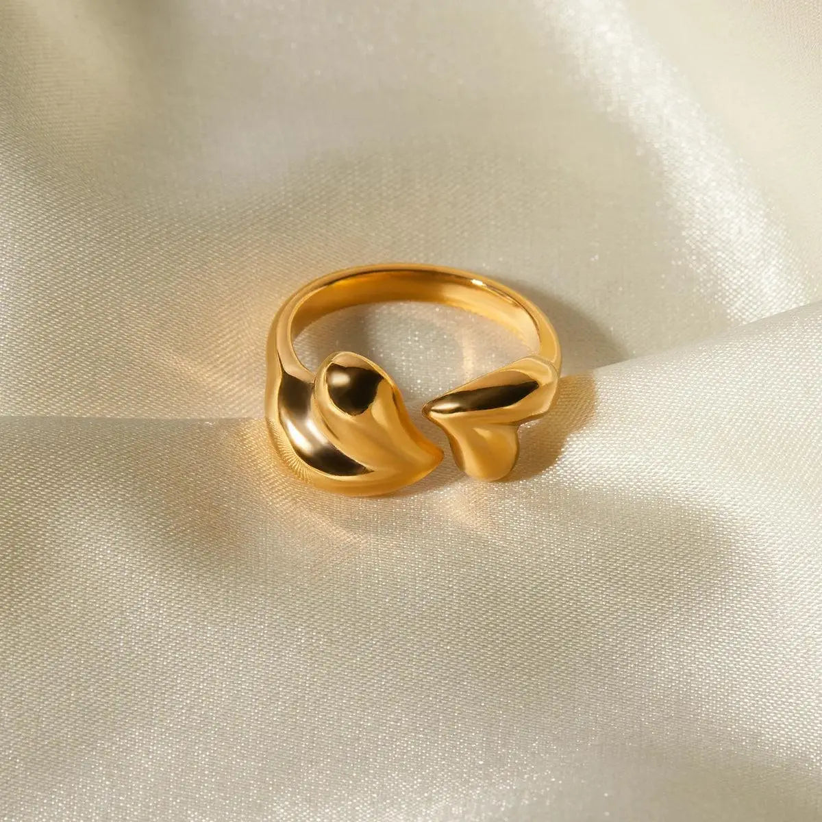 Gold heart ring